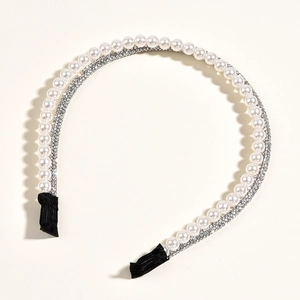 Détail d'un serre-tête de mariée double rangée avec perles blanches et cristaux