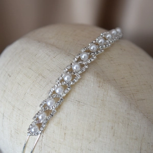Serre-tête mariée argenté élégant avec perles et strass sur un modèle beige