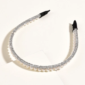 Détail d'un bandeau de mariée avec perles blanches et rangées de strass scintillants