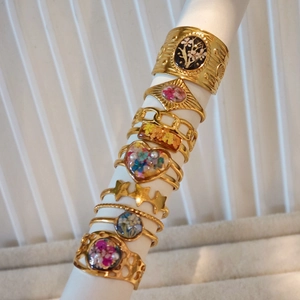 Anelli vintage fatti a mano placcati in oro con veri fiori secchi intarsiati in resina