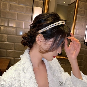 Gros plan détaillé d'un serre-tête de mariée à double rangée avec perles blanches et strass