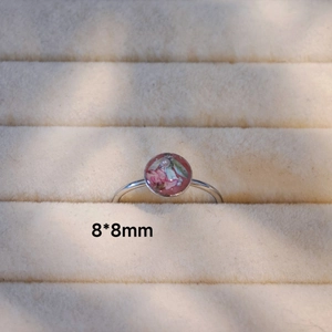 Detailansicht des 8x8mm Ringkopfes mit echten getrockneten Blumen und kleiner Perle