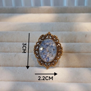 Handmade vintage oval bronze brooch with blue dried flowers in resin, 3cm x 2.2cm size