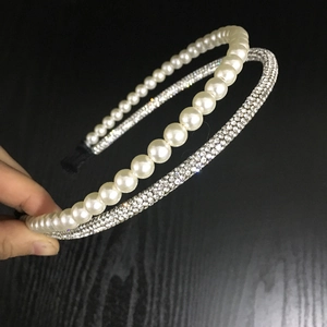 Détail du serre-tête double rangée élégant avec perles nacrées et strass brillants blancs