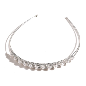 Détail d'un serre-tête argenté à double rangée avec perles blanches et strass scintillants