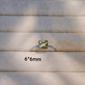 Detailansicht des 6x6mm handgemachten Rings mit echten Trockenblumen und Perleneinlage