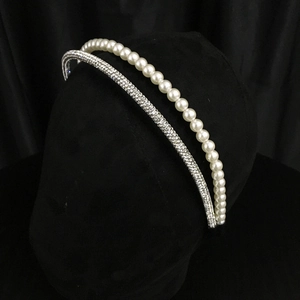 Détail d'un élégant serre-tête à deux rangs avec perles blanches et strass étincelants