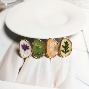 Pince à cheveux style forêt avec de vraies fleurs séchées et cadres dorés en résine