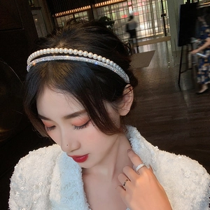 Serre-tête de mariée élégant à double rangée avec perles blanches et strass brillants