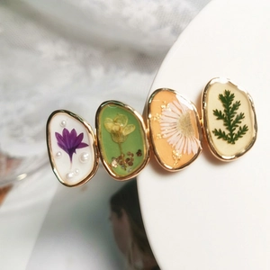 Barrette à cheveux style forêt en résine avec fleurs séchées et perles dorées