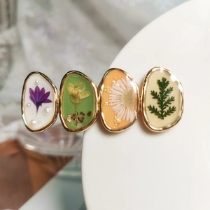 Barrette botanique en résine faite main avec fleurs séchées, perles et feuilles d'or
