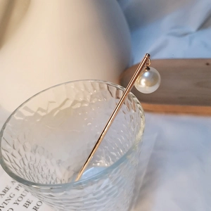 Épingle à cheveux japonaise minimaliste dorée avec une grande perle blanche élégante