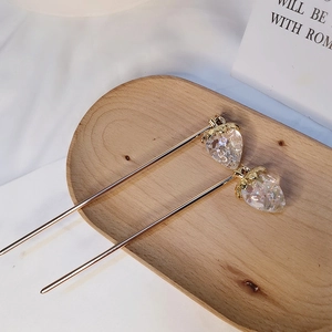 Minimalistisches Haarnadel-Set in Gold mit niedlichen transparenten Erdbeeranhängern