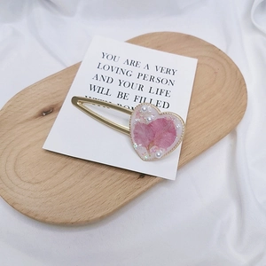Elegant heart-shaped hair clip with real pink dried flowers and pearls in resin