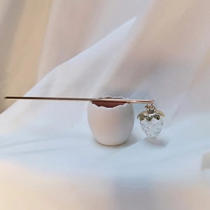 Minimalistische Erdbeere Haarnadel mit transparentem Anhänger für Dutt Frisuren
