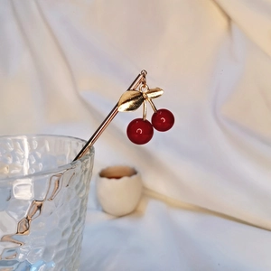 Pic à cheveux cerise fait main en métal doré avec perles rouges pour chignon élégant