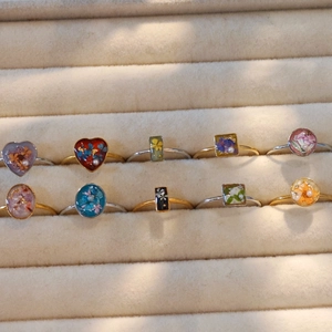 Handgefertigtes Edelstahl-Ring-Set mit bunten Trockenblumen in Samt-Schmuckschatulle
