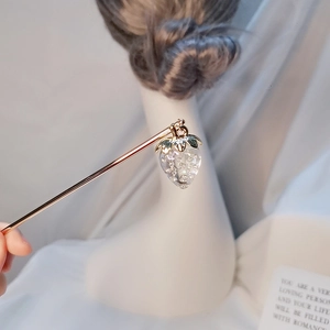 Minimalistische goldene Haarnadel mit Erdbeere Anhänger für Sommer-Haarstyling