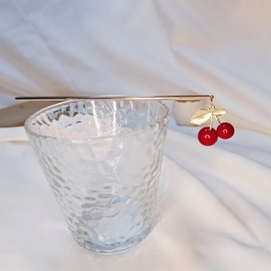 Épingle à cheveux cerise faite main avec perles rouges et tige dorée pour chignons