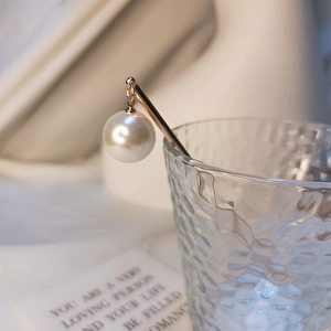 Épingle à cheveux japonaise minimaliste dorée avec perle élégante dans un verre