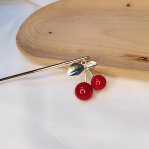 Épingle à cheveux cerise faite main avec tige en métal doré et breloques rouges élégantes