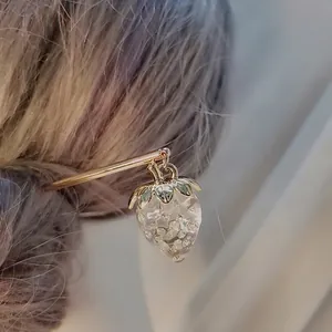 Süßer Transparenter Erdbeere Haarstab Vergoldet Kupfer Harz Anhänger Haarnadel Für Damen Täglich Bun Styling Zubehör