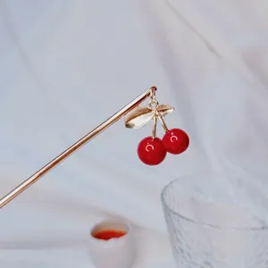 Pic à Cheveux Cerise Mignon Fait à la Main Métal Doré Épingle à Cheveux Pendentif Fruit en Résine Rouge pour Femme