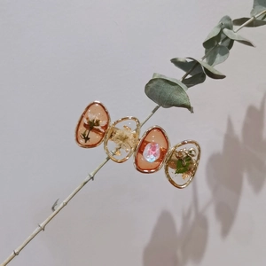 Pince à cheveux artisanale avec fleurs séchées et feuilles d'or dans des cadres