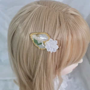 Japanese style hair clip with real white daisy flowers and golden metal edges