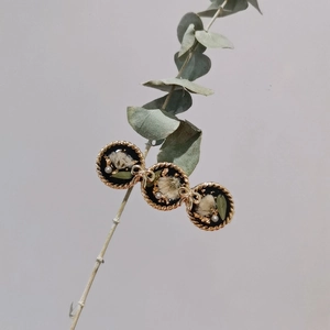 Japanische Haarspange mit Trockenblumen, Harz und goldenen Schleifen auf einem Zweig