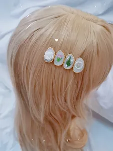 Détail de barrettes vintage avec tulipes florales et perles sur perruque dorée