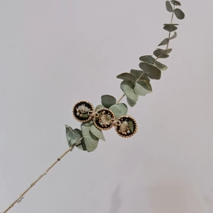 Vintage-Haarclip mit getrockneten Blumen und kleinen Perlen in goldenen Metallrahmen