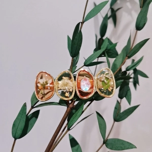 Pince à cheveux artisanale en résine avec fleurs séchées et feuille d'or sur branche