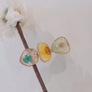 Handmade resin hair clips featuring real dried flowers in white, green, and yellow