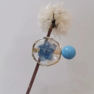 Barrette en résine faite main avec fleurs séchées bleues, accents dorés et nœud papillon