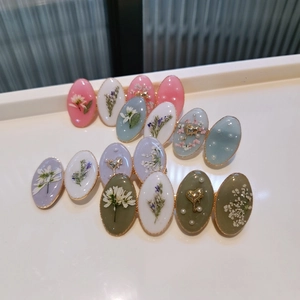 Barrettes à cheveux en résine faites main avec fleurs séchées et monture dorée ovale