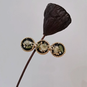 Vintage-Haarspange aus Kunstharz mit Trockenblumen, Schleife und Perlenakzenten