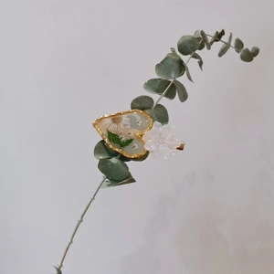 Japanese heart hair clip with real dried daisies and green leaves in resin