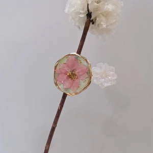Pince à cheveux artisanale en résine dorée avec fleur séchée rose et micro billes