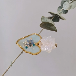 Floral resin heart hair clip with blue dried flowers and pearl in golden frame