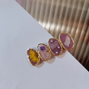 Handmade resin hair clip with dried flowers daisy and golden butterfly bow detail