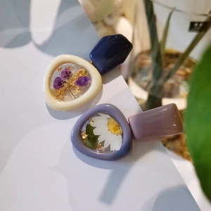 Elegante fermaglio in resina con veri fiori secchi e foglie d'oro dal design minimalista