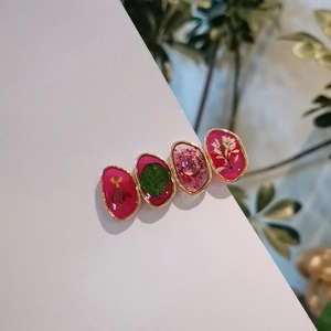 Barrette à cheveux artisanale en résine avec fleurs séchées et feuilles rose fuchsia