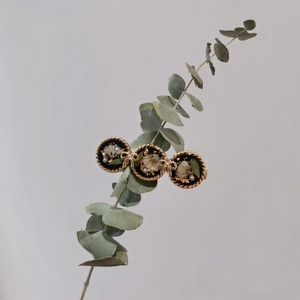 Haarklammer im japanischen Stil mit getrockneten Blumen, Goldfolie und Perlen auf Ast