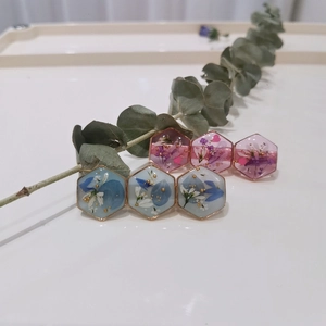 Handgefertigte Haarspange aus Harz mit Trockenblumen und Glitzer in Sechseckform