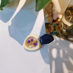 Fermaglio per capelli fatto a mano in resina con fiori secchi viola e foglia d'oro