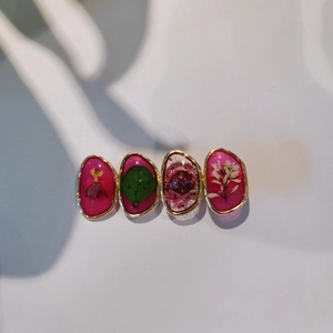 Barrette botanique artisanale en résine avec fleurs séchées et tons fruit du dragon