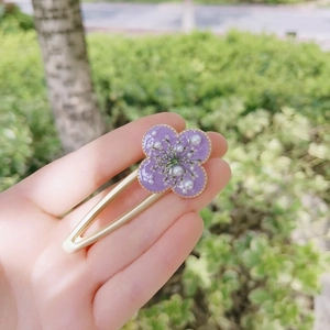 Elegant purple clover resin hair clip with dried flowers and pearls on golden base