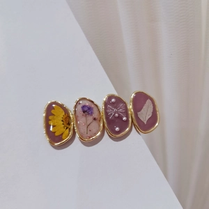 Floral resin hair clip with dried flowers and gold frame in Korean pastoral style
