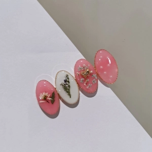 Barrette à cheveux avec fleurs séchées sous résine et détails de cœur dorés